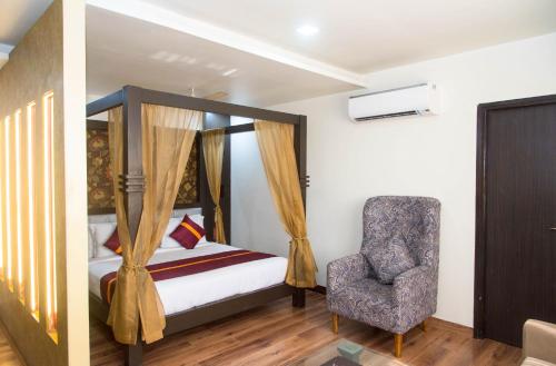 Una cama o camas en una habitación de Raghu Mahal Hotel