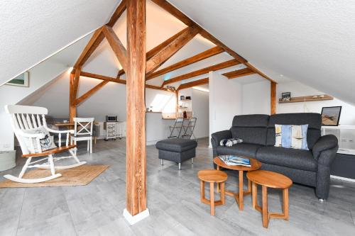 a living room with a couch and a table at Ferienwohnung im Haus Windrose in Wittmund