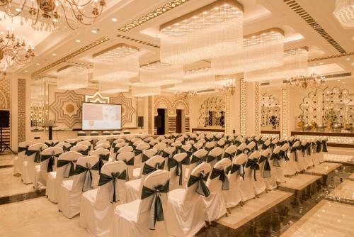 El área de trabajo o centro de convenciones de Raghu Mahal Hotel
