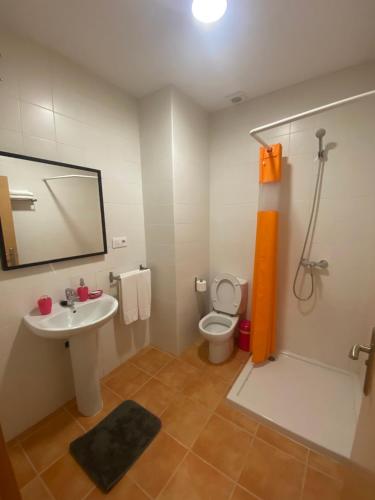 een badkamer met een wastafel, een toilet en een spiegel bij ECORESORT LOS SUEÑOS DEL JÚCAR Complejo la Fuente in Casas de Ves