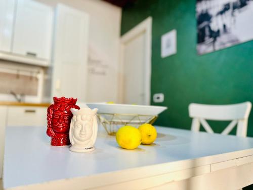 テルミニ・イメレーゼにあるBorgo Himera - GREAT SPOT between Cefalù & Palermoの花瓶とレモンを乗せたカウンタートップ