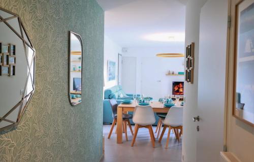 une cuisine et une salle à manger avec une table et des chaises dans l'établissement Le Bleu Du Lac 3 étoiles - Secteur recherché, Calme & familiale, à 300m du lac & de la vieille ville, Garage privé, à Annecy