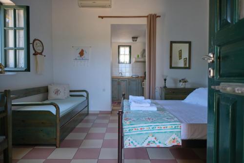 ein Schlafzimmer mit einem Bett und einem Sofa in einem Zimmer in der Unterkunft Koralia Apartments in Kýthira