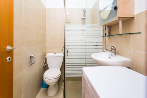 ein Bad mit einem WC und einem Waschbecken in der Unterkunft 2 rooms close to beach in Tel Aviv
