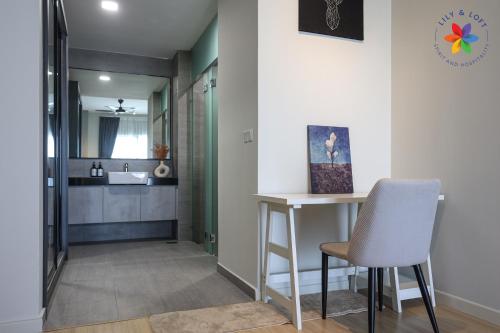 una piccola cucina con tavolo e sedia di The Pano @ Jalan Ipoh by Lily and Loft a Kuala Lumpur