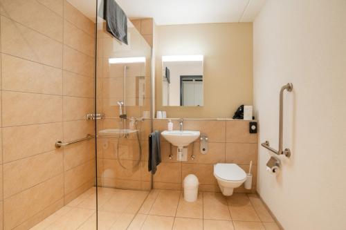 La salle de bains est pourvue d'une douche, d'un lavabo et de toilettes. dans l'établissement WAZ Wohnen auf Zeit - Flums, à Flums