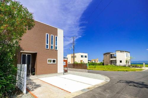 um edifício de tijolos ao lado de uma rua em 白浜コンフォートファイブ em Shirahama
