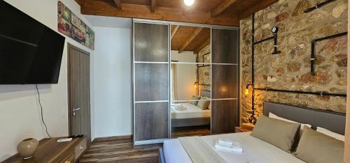 1 dormitorio con 1 cama y TV en una habitación en Athens Timeless Escape, en Atenas