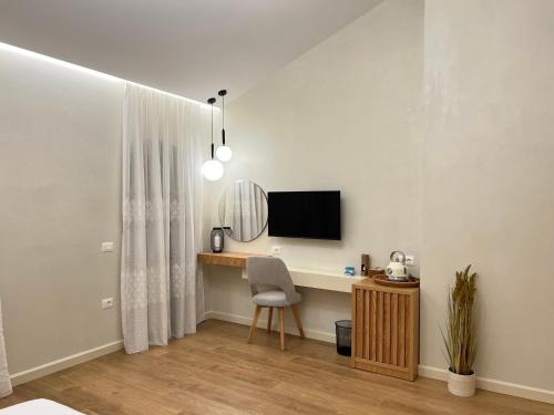 TV a/nebo společenská místnost v ubytování Elpis Guest House