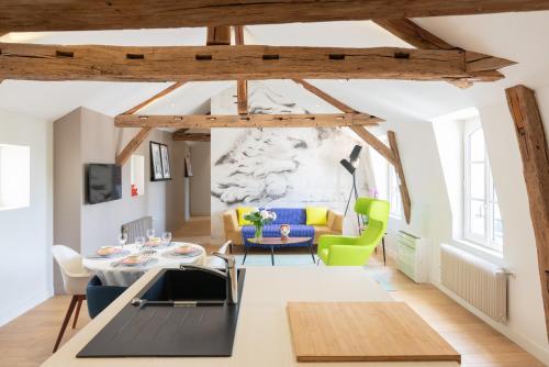 un salon avec une table et des chaises dans l'établissement A coté de la place du pilori, à Angers