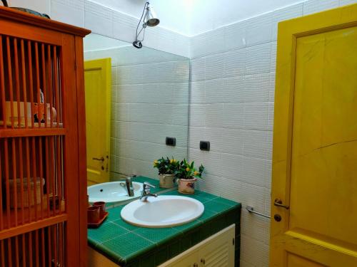 y baño con lavabo y espejo. en casadipaola, en Gambassi Terme