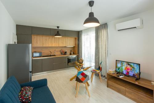 sala de estar con sofá azul y cocina en ComfortMe en Sofía