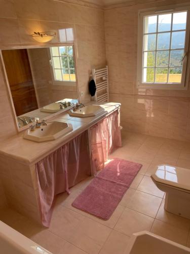 baño con 2 lavabos y espejo grande en CASA DI CAJUCAN, en Poggio-dʼOletta