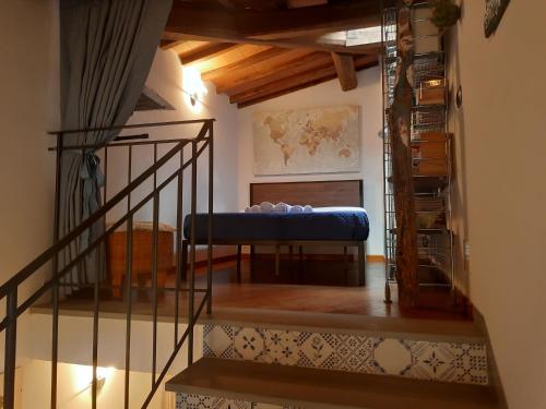 Habitación con escalera y banco azul en casadipaola, en Gambassi Terme