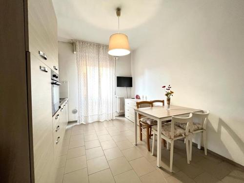 a kitchen and dining room with a table and chairs at Vittoria Apartament in Tirrenia