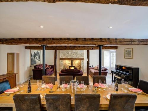 Arlington Mill في سيرنسيستر: غرفة طعام مع طاولة وكراسي طويلة