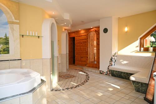 La salle de bains est pourvue d'une baignoire et d'un lavabo. dans l'établissement Ferienparadies Truppe, à Velden am Wörther See