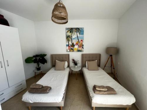 um quarto com duas camas com toalhas em Duende Marbella em Marbella
