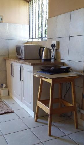Η κουζίνα ή μικρή κουζίνα στο Kwa-Dlamathe Guesthouse