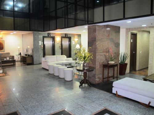 Un vestíbulo con sofás y una mesa en un edificio. en Particular Iracema Residence, en Fortaleza
