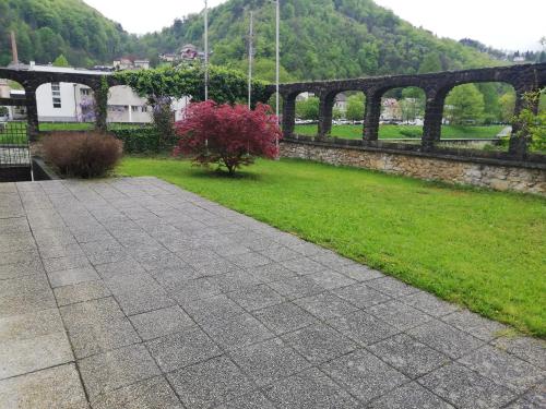 una pasarela en un parque con un puente de piedra en Maestro I., en Laško