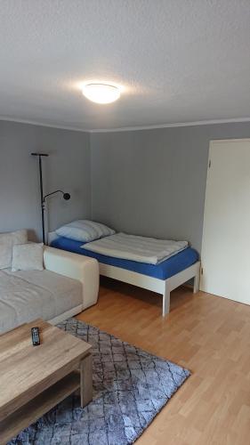 ein Wohnzimmer mit 2 Betten und einem Tisch in der Unterkunft Ferienwohnung Ehmen in Wolfsburg