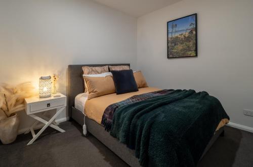 een slaapkamer met een bed en een tafel met een nachtkastje bij Blyth Retreat, Bruny Island in Simpsons Bay