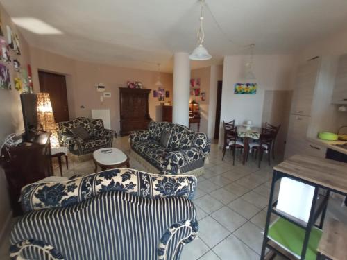 - un salon avec deux canapés et une table dans l'établissement I Fiori di AminA, à Pietramelara