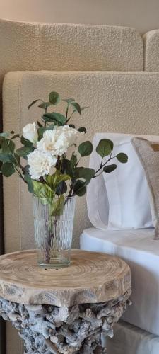 a vase of white flowers sitting on a table at MD Pare Presentat in Valencia