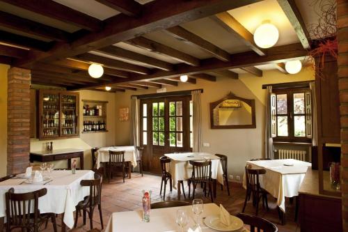 un restaurante con mesas y sillas en una habitación en HOTEL RURAL ARREDONDO en Celorio