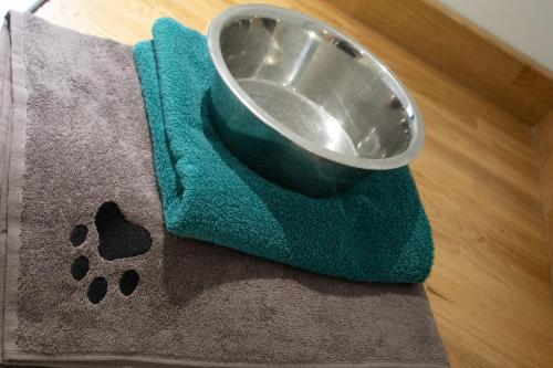 a metal bowl sitting on top of a towel at Burnside Pines in Aviemore