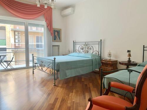 1 dormitorio con 1 cama y balcón en Le dimore di Fedra, en Bari