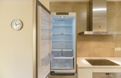 um frigorífico com a sua porta aberta numa cozinha em Vive Tarragona em Tarragona