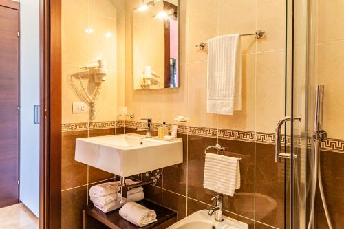 a bathroom with a sink and a shower and a toilet at Villa Ginevra Resort Agrituristico in Ficarra