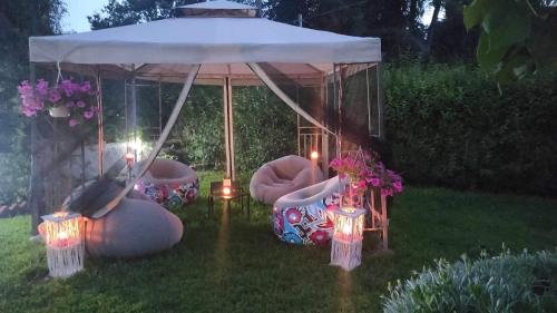 een tuinhuisje met stoelen en verlichting in de tuin bij Casa di Michele in Perama