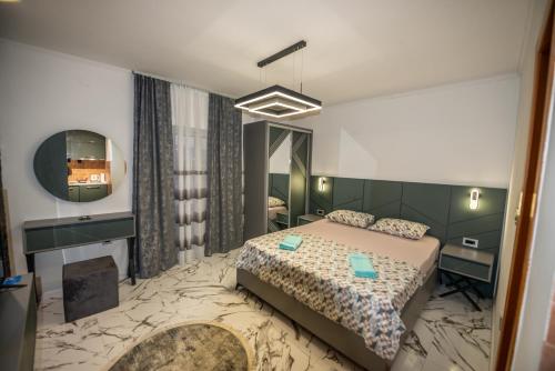 ウルツィニにあるSUNLIGHTのベッドルーム(ベッド1台、大きな鏡付)