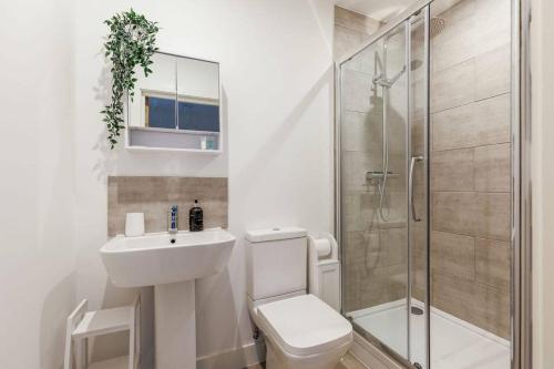 a bathroom with a toilet and a sink and a shower at Modern 1 Bed, close to beach and highstreet in Southbourne