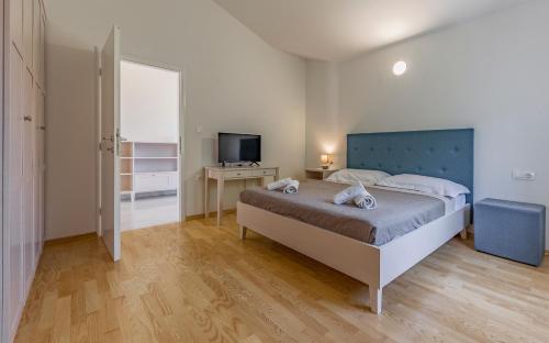 una camera con un grande letto e una televisione di Lotus Villas Resort a Pola (Pula)