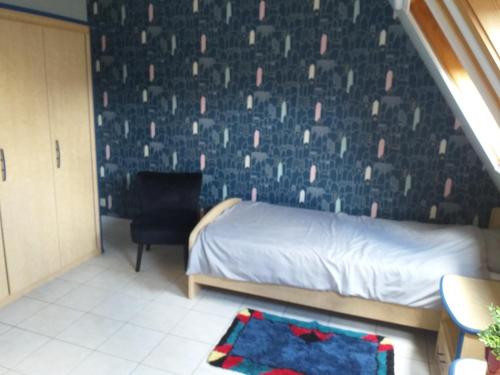 1 dormitorio pequeño con 1 cama y 1 silla en logies 'Raapbreuk', en Herentals