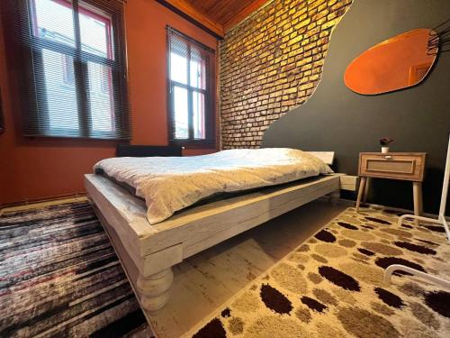 sypialnia z łóżkiem i ceglaną ścianą w obiekcie Dream House w Stambule