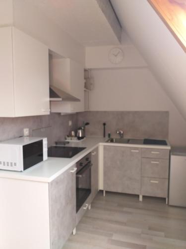 une cuisine avec des placards blancs et un comptoir blanc dans l'établissement logies 'Raapbreuk', à Herentals