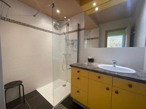 une salle de bain avec un lavabo et une douche dans l'établissement One Bedroom Apartment Terrasse near the beach, à Cannes