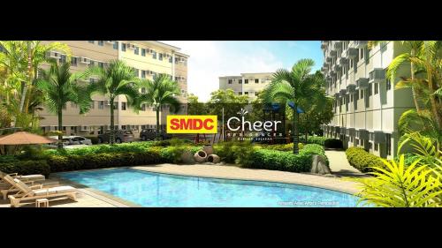 una piscina frente a un gran edificio en Staycation by A&L, en Marilao