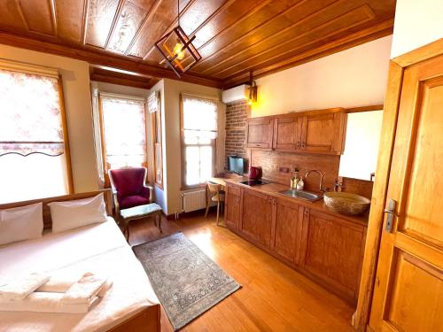 eine Küche mit einem Bett und einem Waschbecken in der Unterkunft Authentic Turkish Home in Istanbul