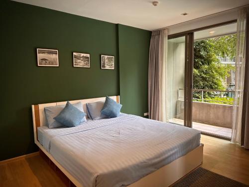 מיטה או מיטות בחדר ב-Baan San Kraam