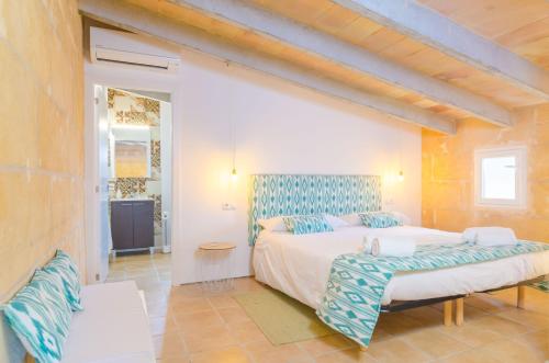 サン・リョレンツ・デス・カルダサルにあるFinca Can Setriのベッドルーム1室(ベッド2台付)