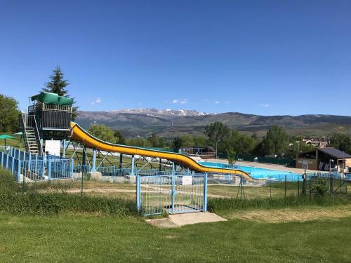 - un toboggan dans un parc aquatique avec une piscine dans l'établissement Escapada romántica al 