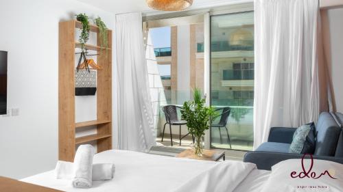 Ένα ή περισσότερα κρεβάτια σε δωμάτιο στο Luxury living 100 meter from the beach - by Edomlux