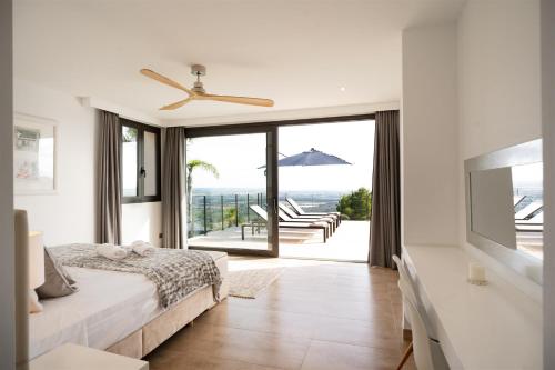 a bedroom with a bed and a view of the ocean at Villa bonita con vistas espectaculares, perfecto para familias in Palma de Mallorca