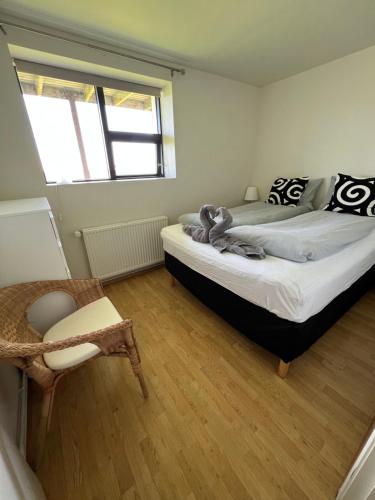 מיטה או מיטות בחדר ב-Apartment - Fíflholt